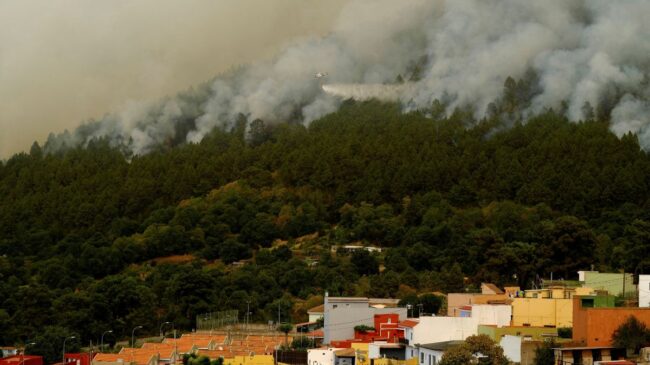 El incendio de Tenerife se complica en la zona norte y obliga a ordenar nuevas evacuaciones