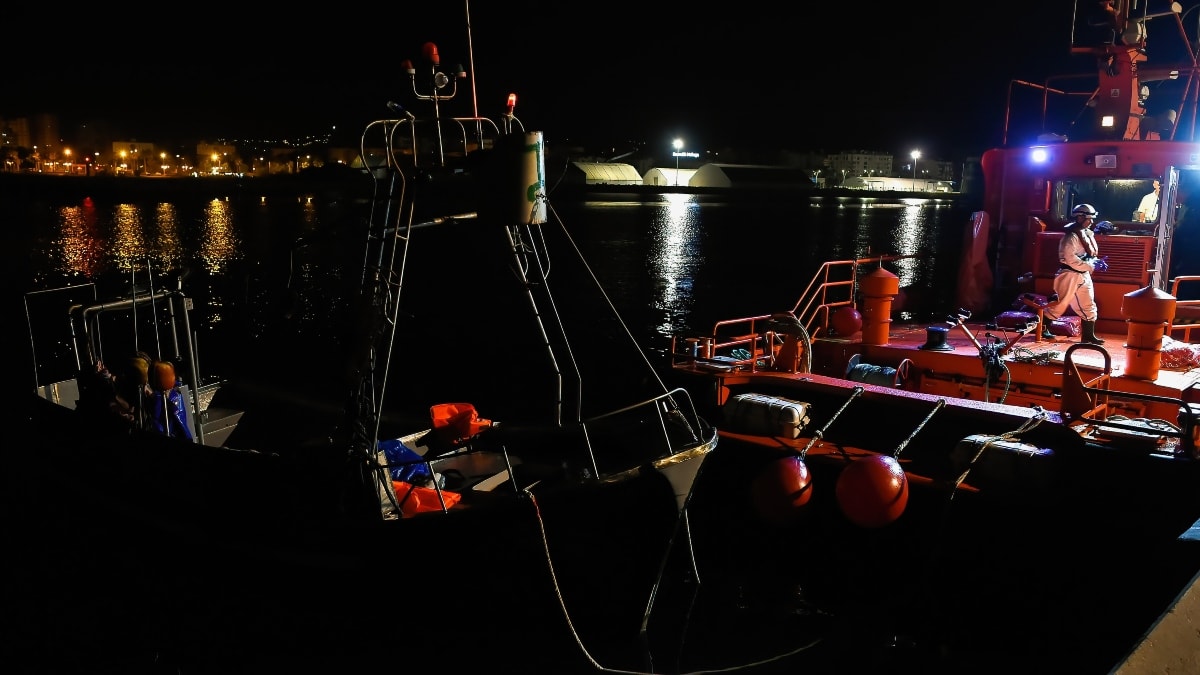 Llega un cayuco con 37 inmigrantes al puerto de Los Cristianos en Tenerife