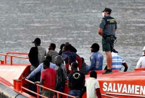 Los guardias civiles dicen estar «desbordados» ante la oleada de pateras en Almería