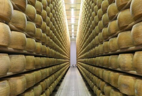 Un italiano muere aplastado al caerle encima varias toneladas de queso Grana Padano