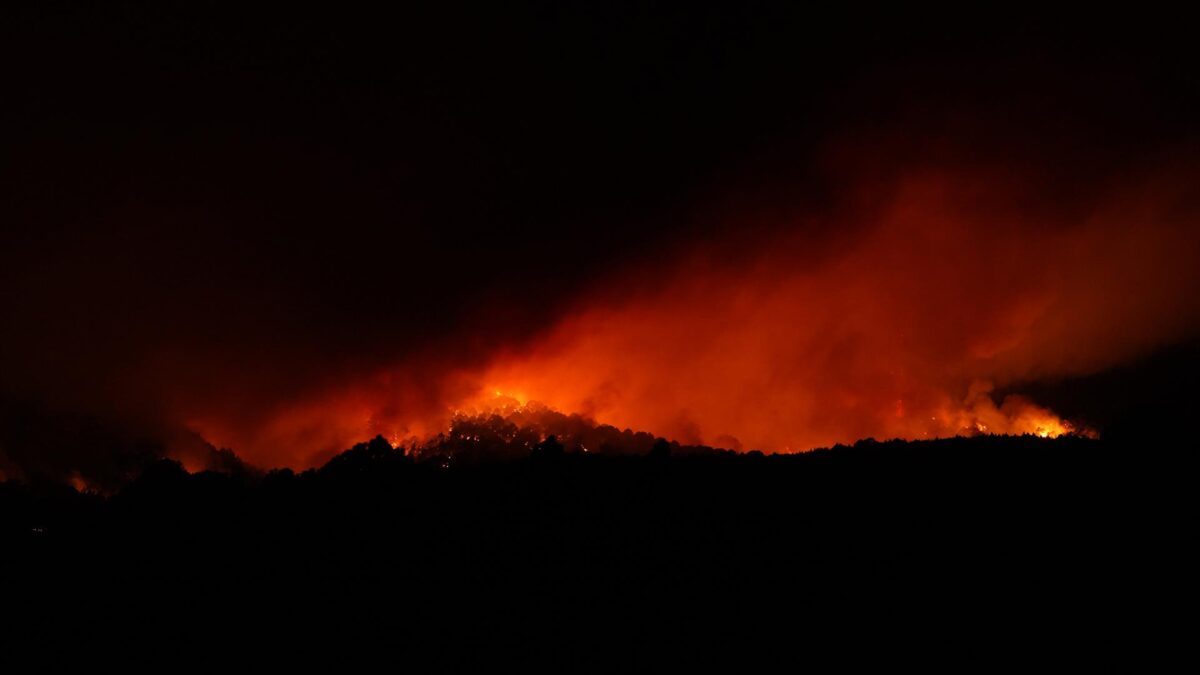 El fuego de Tenerife afecta a 2.600 hectáreas y provoca la evacuación de 7.600 personas