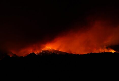 El fuego de Tenerife afecta a 2.600 hectáreas y provoca la evacuación de 7.600 personas