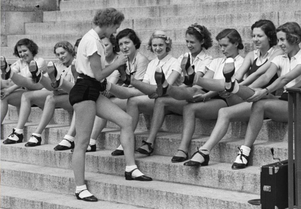 Grupo de bailarinas flappers de los años 20 con zapatos Mary Jane. (Fuente: Pinterest)