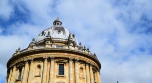 Fuera pantallas y dentro los grandes libros: nace un posgrado en educación clásica