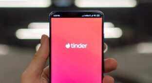El 58% de las mujeres que usan Tinder se han sentido presionadas a tener relaciones