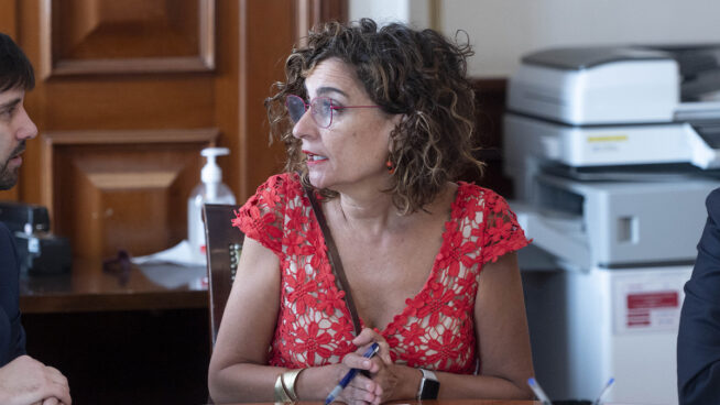 La ministra de Hacienda, María Jesús Montero, afea a Feijóo el llamamiento a diputados del PSOE
