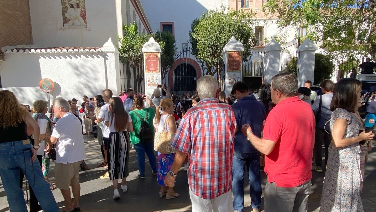 Un centenar de personas se concentran en Motril (Granada) en apoyo a Rubiales