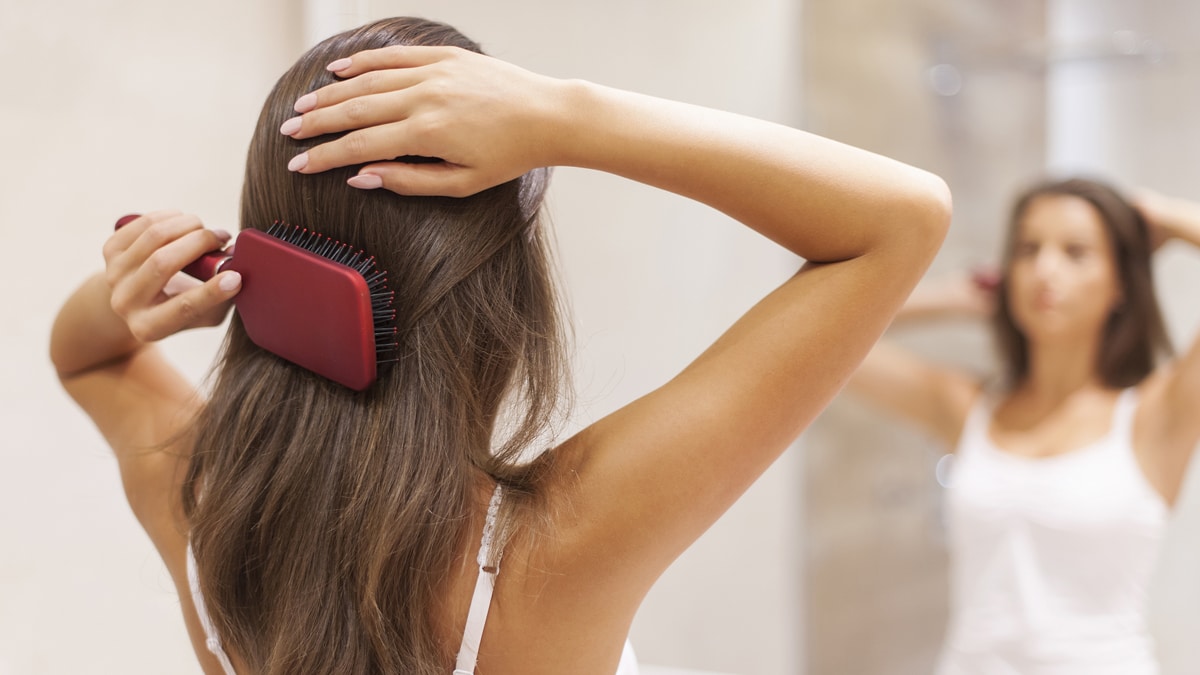 ¿Limpias tus cepillos de pelo como deberías? Aprende todos los pasos que debes seguir