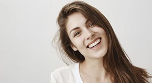 ¿Manchas en los dientes? Conoce estas tres soluciones eficaces y rápidas para eliminarlas