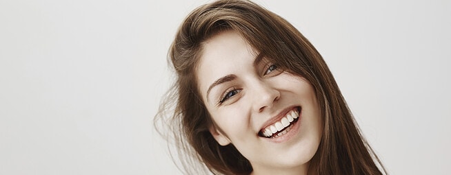 ¿Manchas en los dientes? Conoce estas tres soluciones eficaces y rápidas para eliminarlas