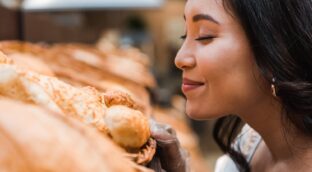 Ese evocador aroma a lluvia o pan recién hecho: por qué algunos olores nos llevan al pasado