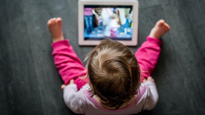 El abuso de pantallas en la infancia provoca riesgos por el aumento del peso del corazón