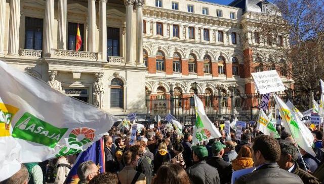 Agricultores y ganaderos españoles se manifestarán ante la UE por el trato desigual frente a terceros países