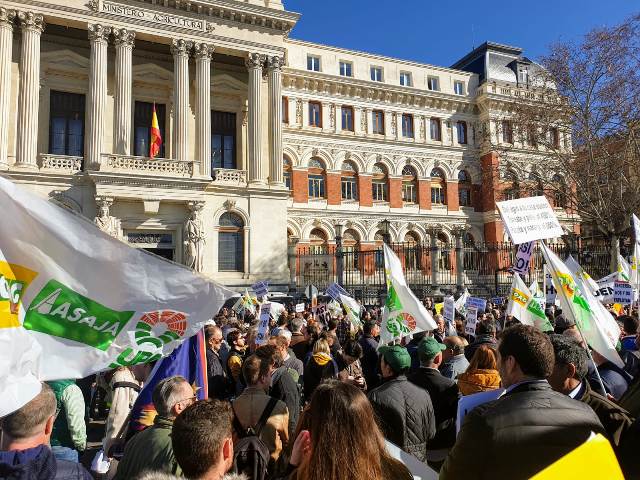 Agricultores y ganaderos españoles se manifestarán ante la UE por el trato desigual frente a terceros países