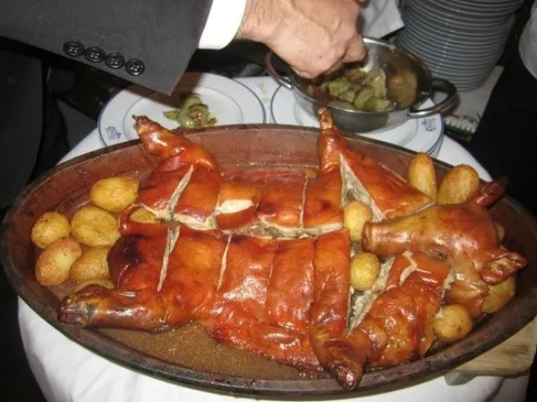 El cochinillo asado, la especialidad de Casa Botín para comer en Madrid