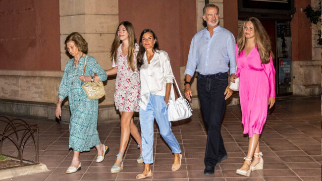 Los Reyes y sus hijas van ver 'Barbie' en un cine en Palma con la reina Sofía
