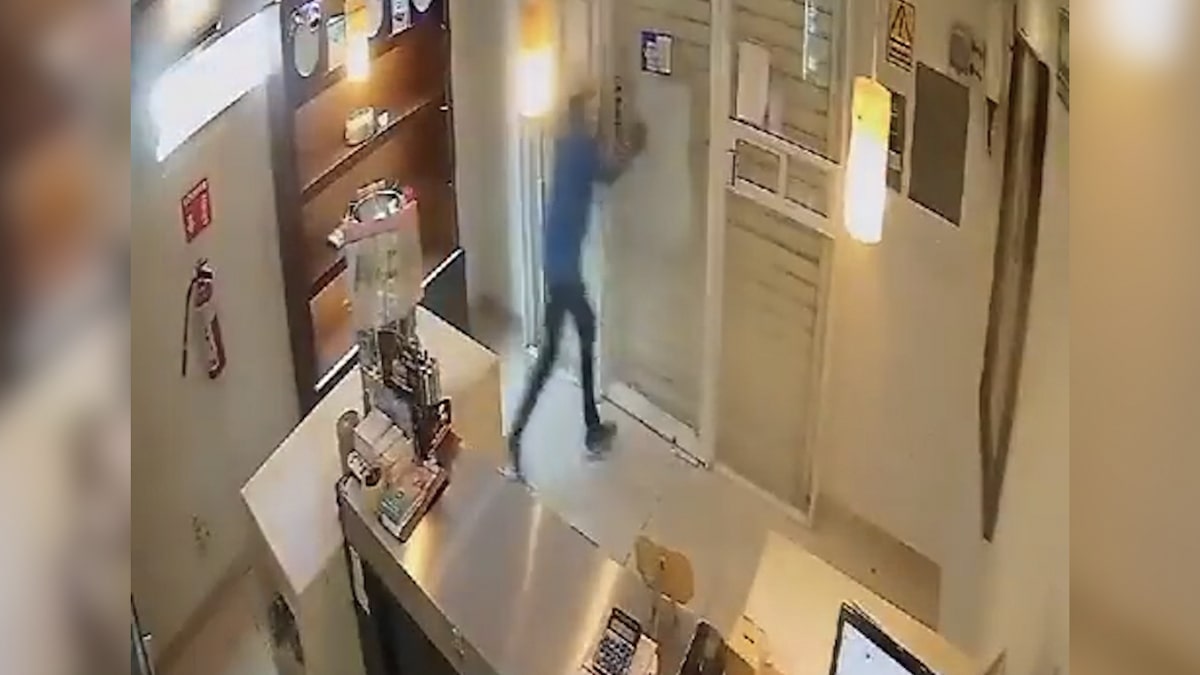 Un hombre intenta robar en una pastelería pero la empleada consigue encerrarlo