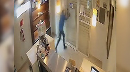 Un hombre intenta robar en una pastelería pero la empleada consigue encerrarlo