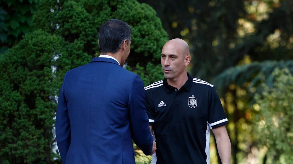 Pedro Sánchez saluda a Luis Rubiales a su llegad a Moncloa. | Reuters