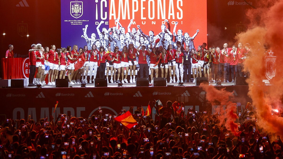 Las jugadoras de la Selección se dan un baño de masas frente a miles de fans en Madrid