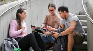 Las notas en la universidad son mayores en mujeres y en centros privados