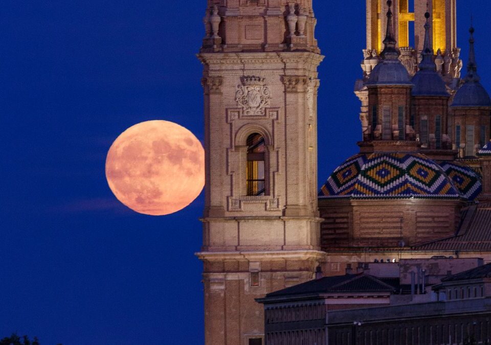 Así se ha visto la superluna azul desde algunos lugares de España