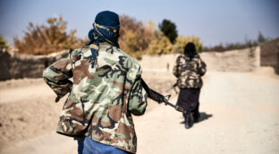 El cantante de country más peligroso del mundo abate talibanes a más de tres kilómetros