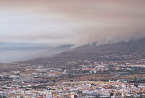 La UME suma efectivos para luchar contra el fuego de Tenerife, el peor de las islas en 40 años