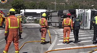 Varios terneros se han escapado este lunes del camión que los transportaba al matadero después de que el vehículo haya sufrido un siniestro cuando circulaba por la A-3, a su paso por el término municipal de Buñol (Valencia), según ha informado el Consorcio Provincial de Bomberos de Valencia. Los animales han escapado del vehículo tras volcar en un cambio de sentido de la autovía, sobre las 11.30 horas, si bien las reses han sido localizadas poco después a la altura del kilómetro 323 de la A-3. La empresa responsable del transporte de los animales ha desplazado hasta el lugar del siniestro otro camión para trasvasar a este nuevo vehículo los terneros que quedaban en el accidentado.