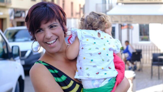 Teresa Rodríguez agita el debate sobre la lactancia tras destetar a su hija de cuatro años