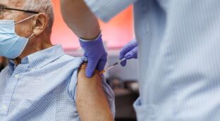 Las farmacéuticas preparan nuevas vacunas covid para otoño tras el desplome de sus ventas