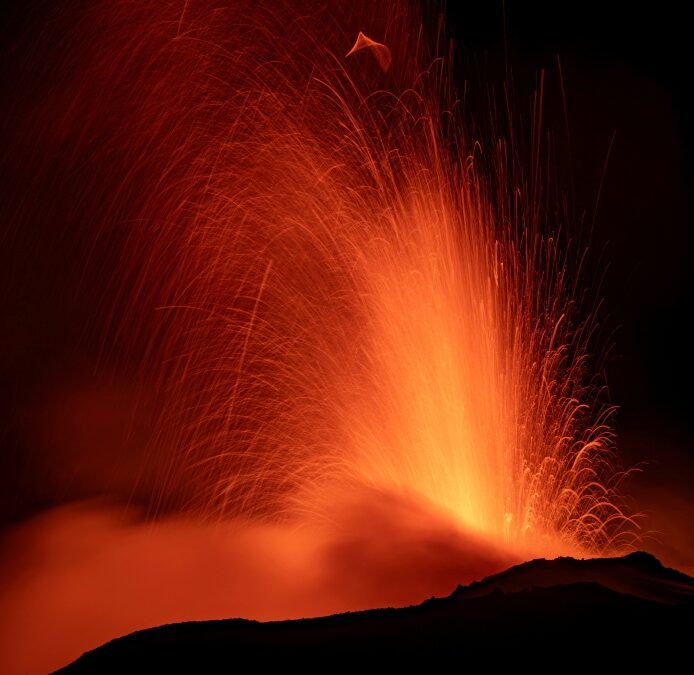 El volcán Etna entra de nuevo en erupción y obliga a cerrar el aeropuerto de Catania