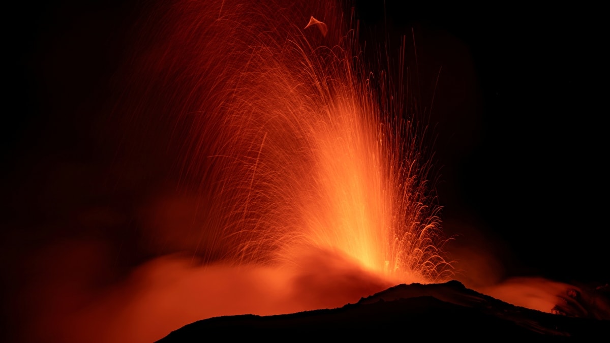 El volcán Etna entra de nuevo en erupción y obliga a cerrar el aeropuerto de Catania