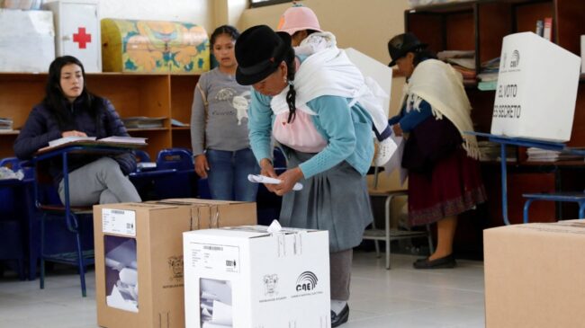 Ecuatorianos en el exterior denuncian problemas para ejercer el voto telemático