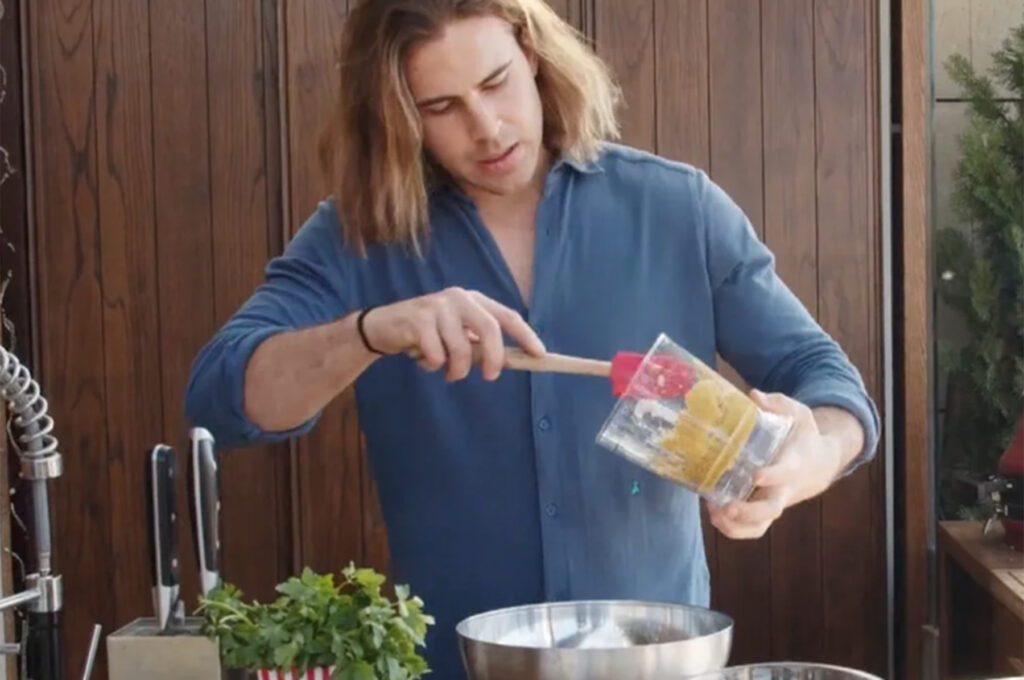 Daniel Sancho cocinando