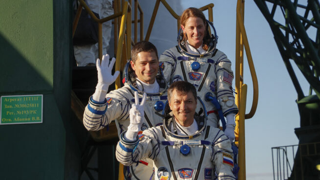 El cohete Soyuz llega a la Estación Espacial Internacional con dos rusos y una americana