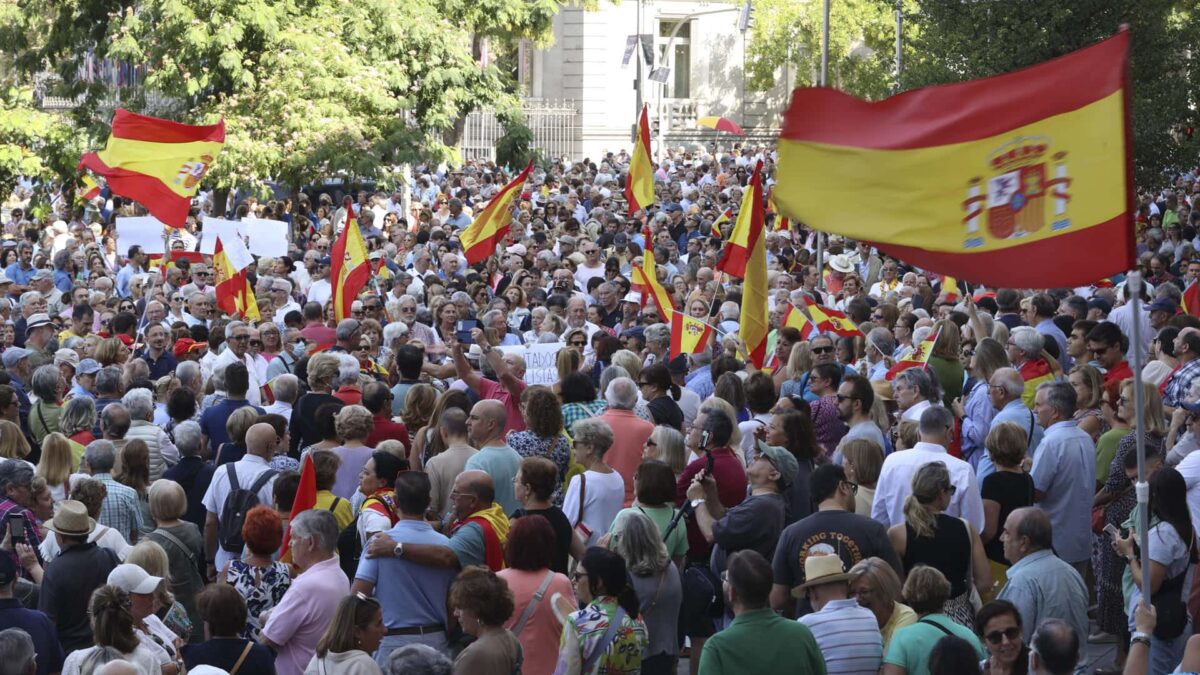 Las protestas contra la amnistía convocadas en redes acaban con gritos de «Sánchez dimisión»