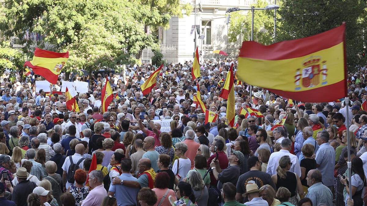 Las protestas contra la amnistía convocadas en redes acaban con gritos de «Sánchez dimisión»