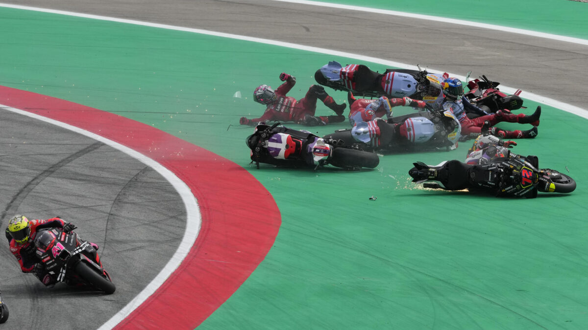 Escalofriante caída de ‘Pecco’ Bagnaia en el Gran Premio de Cataluña