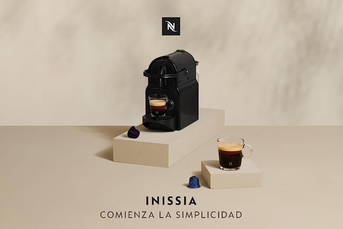 Esta cafetera de cápsulas Nespresso es perfecta para unos cafés