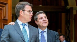 Feijóo y Page conversan sobre la «situación política» pero el socialista le remite a Sánchez