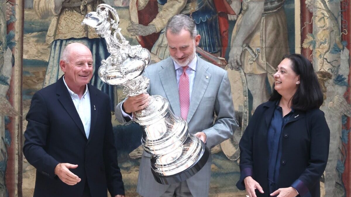 Felipe VI recibe a Jaume Collboni, Wayne Griffiths y Grant Dalton en su visita a Barcelona