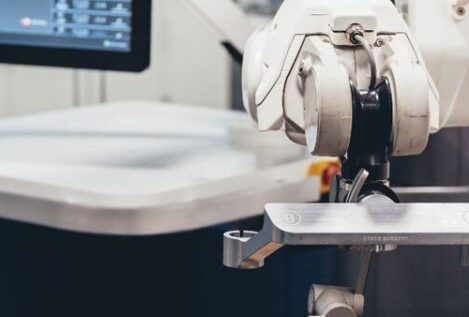 Españoles crean el primer robot quirúrgico del mundo con 'tracking' para operar la columna