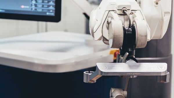 Españoles crean el primer robot quirúrgico del mundo con ‘tracking’ para operar la columna