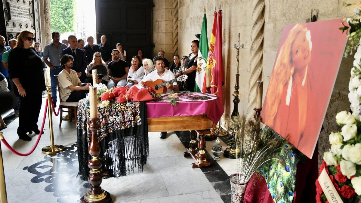 El féretro de María Jiménez sale hacia Triana en coche de caballos antes de la misa fúnebre