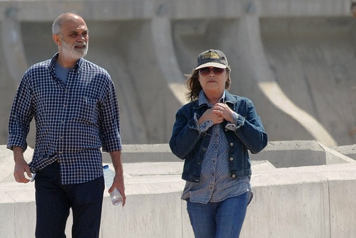 Massimo Stecchini e Pepa Flores, mano nella mano, passeggiano per le strade di Malaga