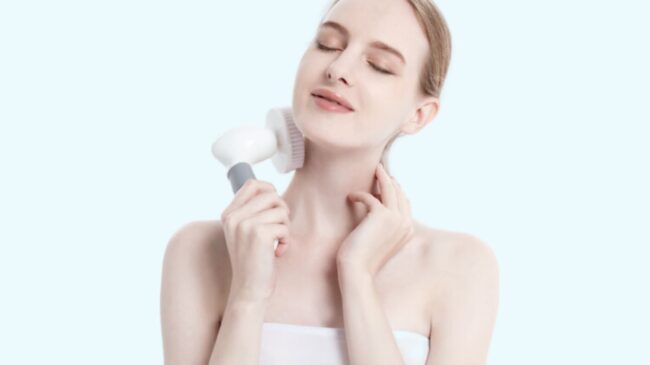 El cepillo limpiador facial de moda que elimina la suciedad de tu rostro ¡ahora cuesta menos de 20 euros!