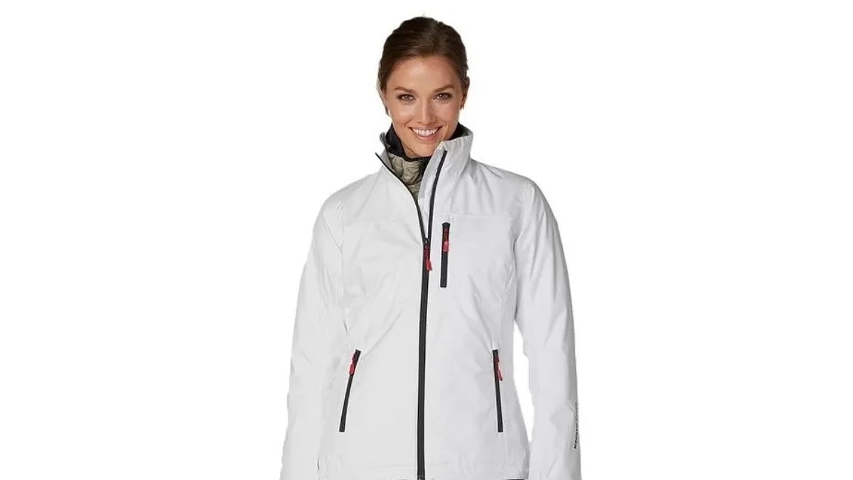 La chaqueta más vendida de Amazon perfecta para el frío y la lluvia ¡ahora está a mitad de precio!