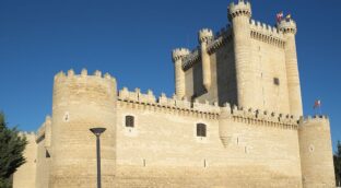 El historiador Edward Cooper dona su archivo documental a Valladolid