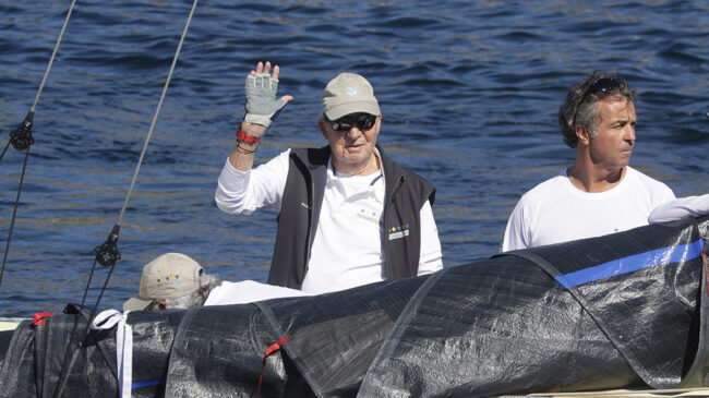 El rey Juan Carlos a bordo del 'Bribón' en Sangenjo